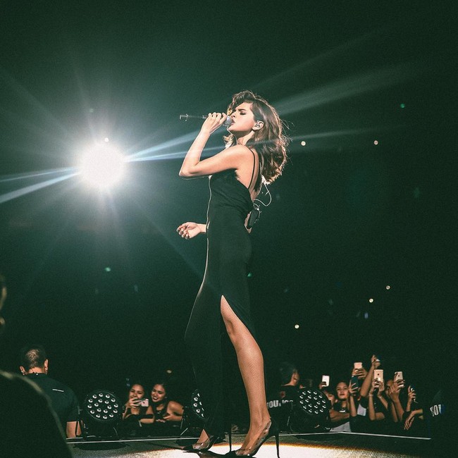 Selena Gomez lại khiến fan rạo rực với loạt trang phục biểu diễn trong tour mới nhất - Ảnh 19.