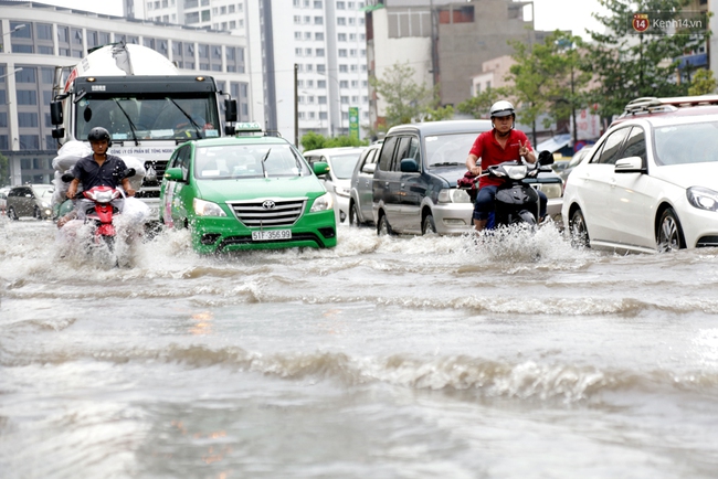 Sài Gòn lại ngập, chuyên gia nói gì về việc mưa đến chậm so với dự báo thời tiết? - Ảnh 2.