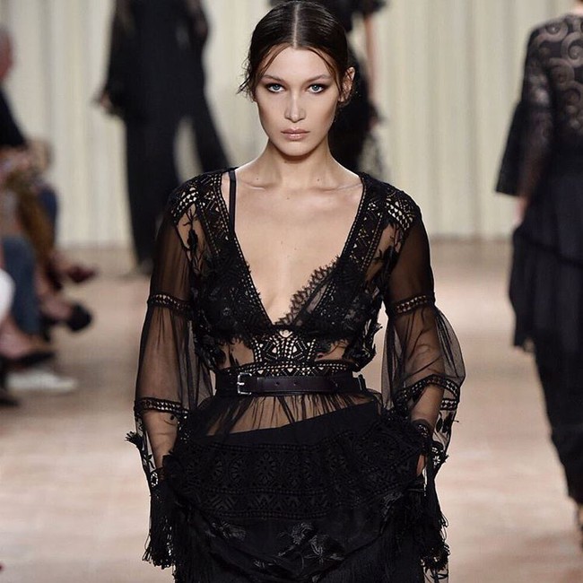 Bella Hadid bị chê quá gầy gò và ốm yếu để có thể làm gương mặt đại diện cho Nike - Ảnh 2. Bella Hadid bị chê quá gầy gò và ốm yếu để có thể làm gương mặt đại diện cho Nike - Ảnh 2.