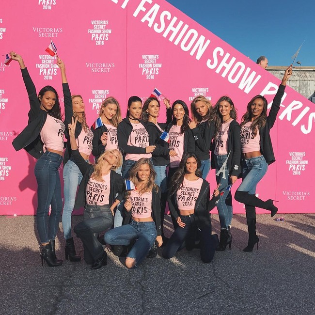 Dàn thiên thần Victorias Secret tưng bừng lên đường sang Paris chuẩn bị cho VSFS 2016 - Ảnh 3.