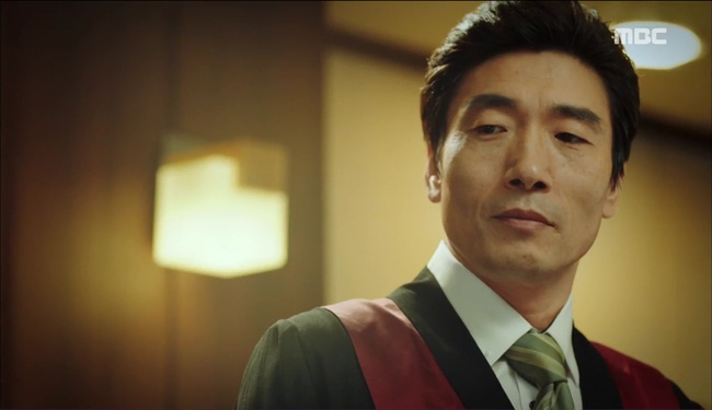 “W” - Chuyện như đùa: Lee Jong Suk thò tay khỏi màn hình, kéo Han Hyo Joo vào máy tính - Ảnh 28.