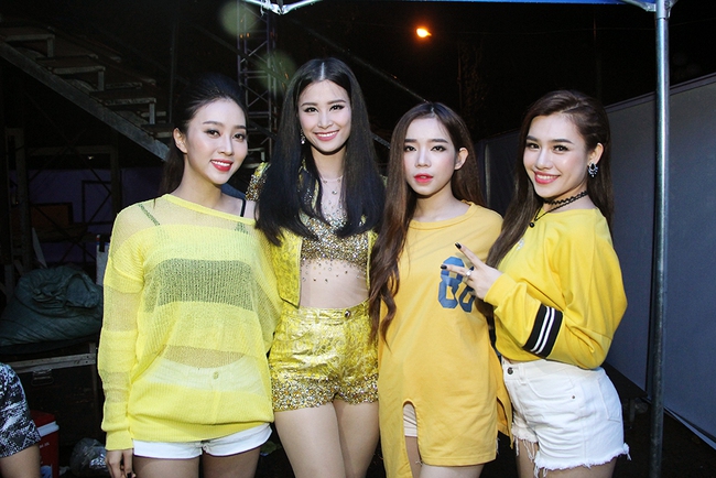 Đông Nhi sung hết cỡ cùng hàng nghìn fan trong đêm mở màn tour liveshow xuyên Việt - Ảnh 21. Đông Nhi sung hết cỡ cùng hàng nghìn fan trong đêm mở màn tour liveshow xuyên Việt - Ảnh 21.