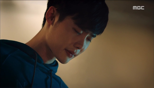 “W” - Chuyện như đùa: Lee Jong Suk thò tay khỏi màn hình, kéo Han Hyo Joo vào máy tính - Ảnh 31.