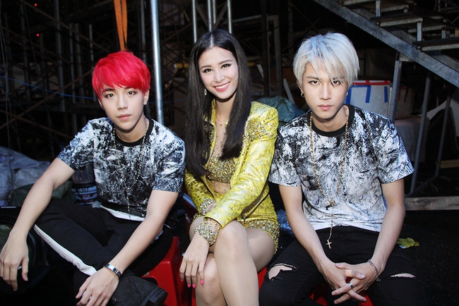 Đông Nhi sung hết cỡ cùng hàng nghìn fan trong đêm mở màn tour liveshow xuyên Việt - Ảnh 22. Đông Nhi sung hết cỡ cùng hàng nghìn fan trong đêm mở màn tour liveshow xuyên Việt - Ảnh 22.