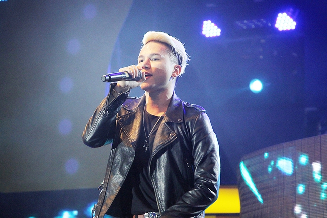 Đông Nhi sung hết cỡ cùng hàng nghìn fan trong đêm mở màn tour liveshow xuyên Việt - Ảnh 13. Đông Nhi sung hết cỡ cùng hàng nghìn fan trong đêm mở màn tour liveshow xuyên Việt - Ảnh 13.