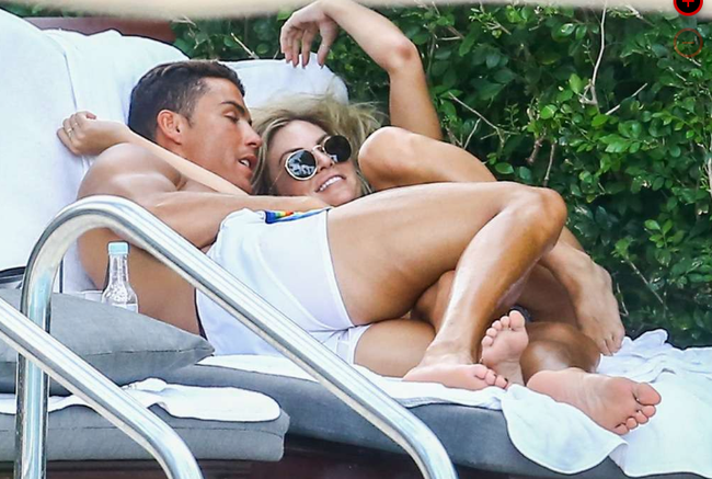 Ronaldo tiếp tục có những hành động "nóng với mỹ nhân bên bể bơi 5