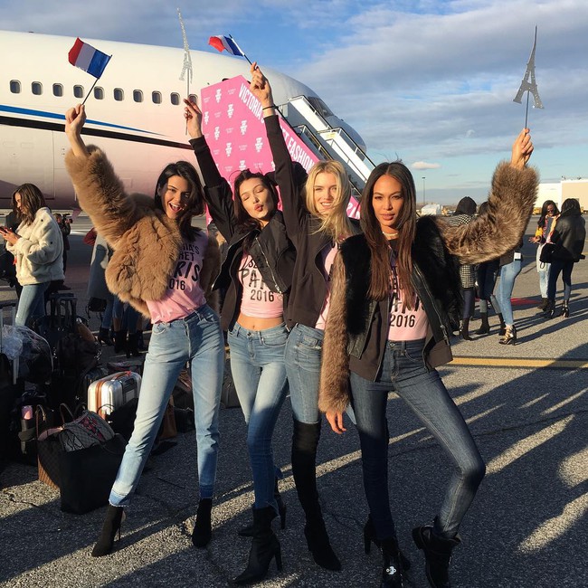 Dàn thiên thần Victorias Secret tưng bừng lên đường sang Paris chuẩn bị cho VSFS 2016 - Ảnh 4.