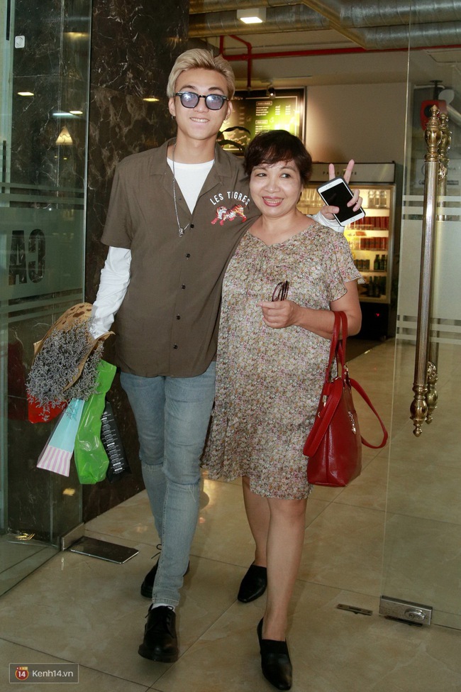 Soobin Hoàng Sơn và mẹ khóc hạnh phúc trước tình cảm của fan trong minishow - Ảnh 21.
