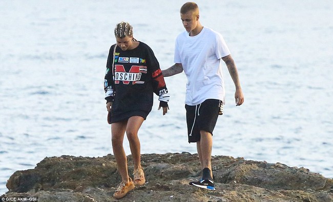Justin Bieber tay trong tay tình tứ với con gái 17 tuổi của Lionel Richie - Ảnh 7.