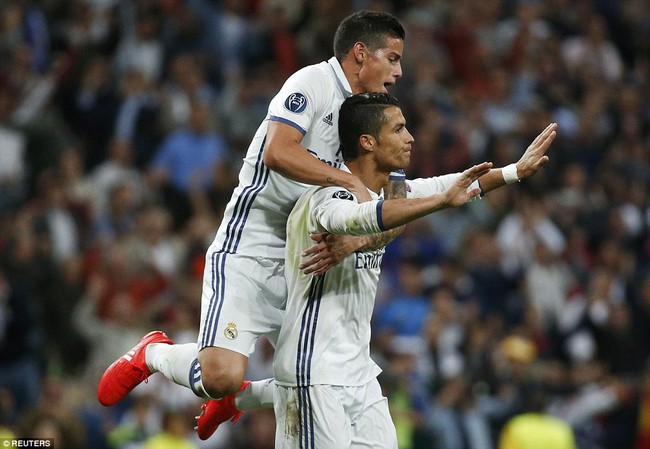 Ronaldo cởi đồ, khoe khéo quần lót cực độc - Ảnh 3.