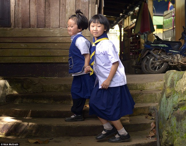 Hai cô bé Thái Lan trong bức ảnh trộm nhí gây bão mạng Cháu không ăn trộm đồng hồ của cô chú - Ảnh 4.