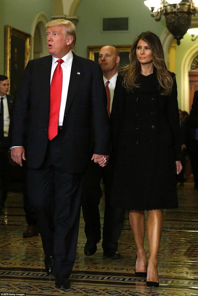 Melania Trump xinh đẹp nhưng căng thẳng trong lần đầu gặp Đệ nhất phu nhân Michelle Obama tại nhà Trắng - Ảnh 6.