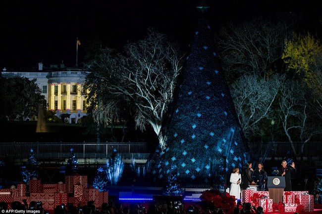 Vậy là lần cuối cùng, gia đình ông Obama thắp cây thông Noel trong mùa giáng sinh tại Nhà Trắng - Ảnh 8.