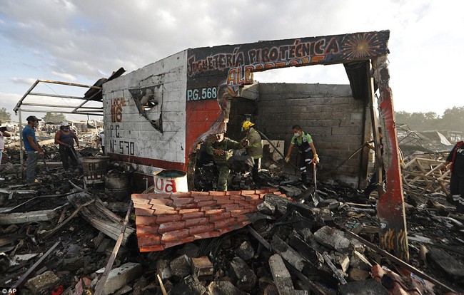 Những hình ảnh hiện trường không thể kinh hoàng hơn tại vụ nổ chợ pháo hoa ở Mexico - Ảnh 3.