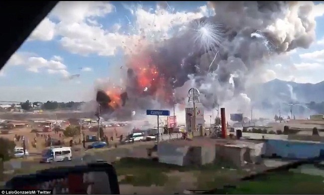 Những hình ảnh hiện trường không thể kinh hoàng hơn tại vụ nổ chợ pháo hoa ở Mexico - Ảnh 1.