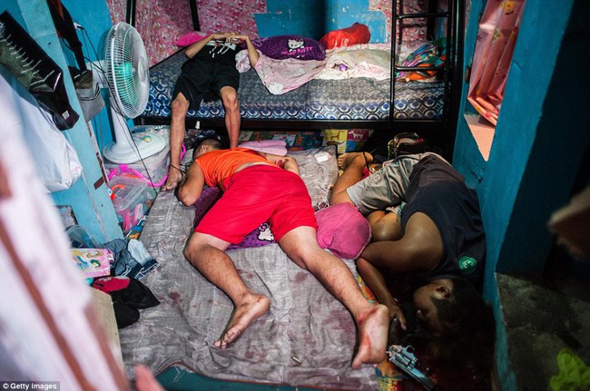 300 tội phạm ma túy bị bắn chết, 60.000 người nghiện ra đầu thú ở Philippines - Ảnh 4.
