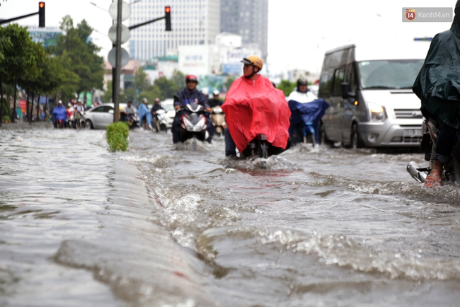 Sài Gòn lại ngập, chuyên gia nói gì về việc mưa đến chậm so với dự báo thời tiết? - Ảnh 3.