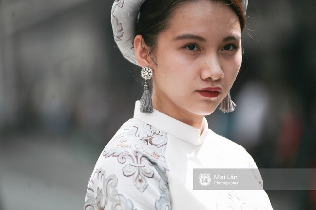 Street style ngày 5 VIFW: Mâu Thủy chơi lầy, đội mấn đạp xe trên phố cực lạ - Ảnh 9.
