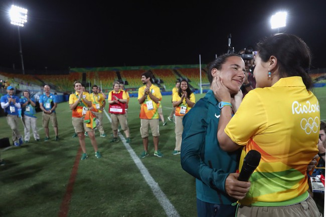 Màn cầu hôn cảm động nhất Olympic Rio 2016 của cặp đôi đồng tính nữ ngay trên sân thi đấu - Ảnh 5.