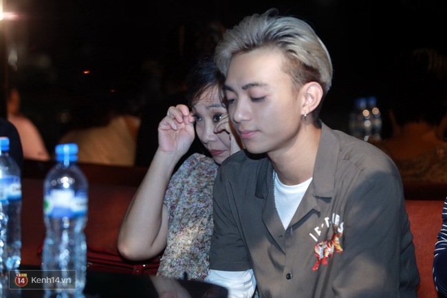 Soobin Hoàng Sơn và mẹ khóc hạnh phúc trước tình cảm của fan trong minishow - Ảnh 18.