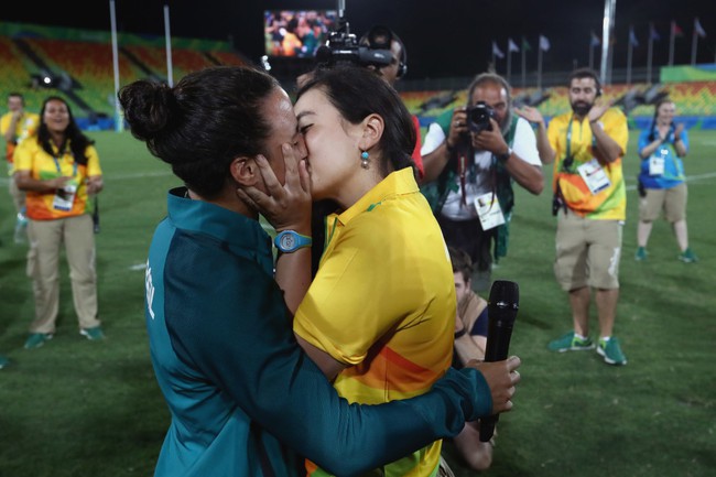 Màn cầu hôn cảm động nhất Olympic Rio 2016 của cặp đôi đồng tính nữ ngay trên sân thi đấu - Ảnh 6.