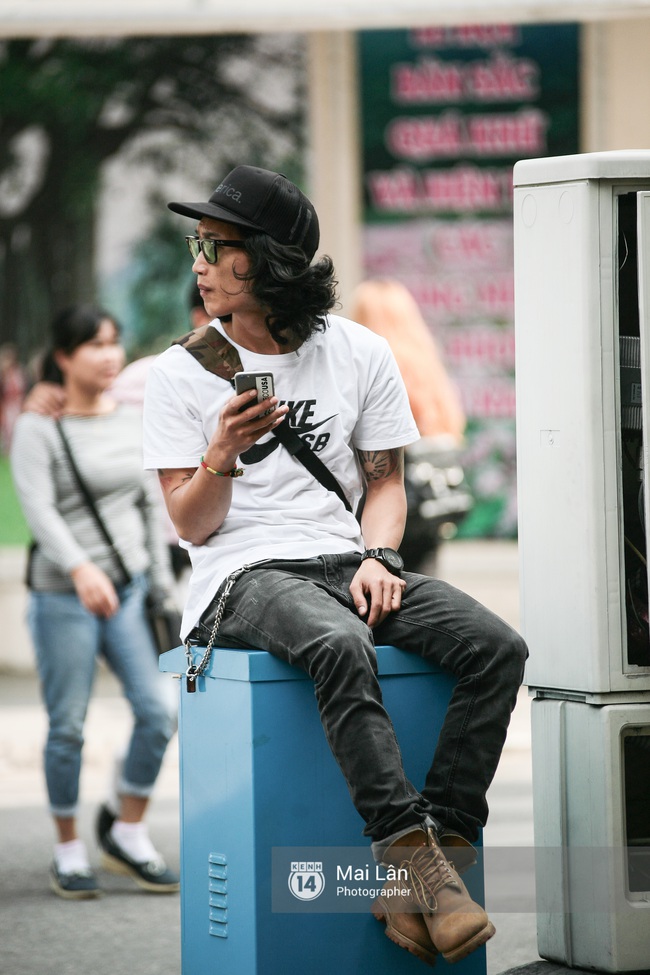 Street style ngày 5 VIFW: Mâu Thủy chơi lầy, đội mấn đạp xe trên phố cực lạ - Ảnh 48.