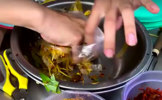 Ốc, bánh tráng trộn Sài Gòn được khen hết lời trên truyền hình Mỹ - Ảnh 3. Ốc, bánh tráng trộn Sài Gòn được khen hết lời trên truyền hình Mỹ - Ảnh 3.