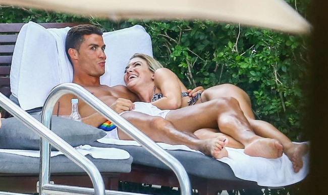 Ronaldo tiếp tục có những hành động "nóng với mỹ nhân bên bể bơi 9