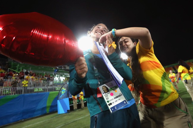 Màn cầu hôn cảm động nhất Olympic Rio 2016 của cặp đôi đồng tính nữ ngay trên sân thi đấu - Ảnh 7.