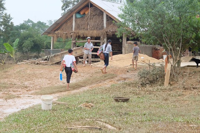 Không chỉ Phan Anh, Hà Hồ mà hàng loạt sao Việt cũng lên đường cứu trợ bà con miền Trung - Ảnh 5. Không chỉ Phan Anh, Hà Hồ mà hàng loạt sao Việt cũng lên đường cứu trợ bà con miền Trung - Ảnh 5.