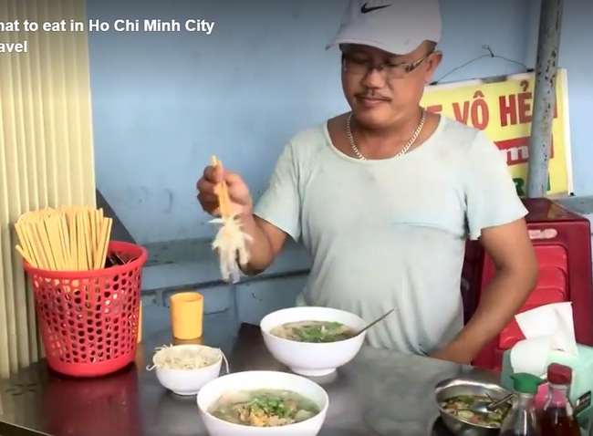 Ốc, bánh tráng trộn Sài Gòn được khen hết lời trên truyền hình Mỹ - Ảnh 5. Ốc, bánh tráng trộn Sài Gòn được khen hết lời trên truyền hình Mỹ - Ảnh 5.