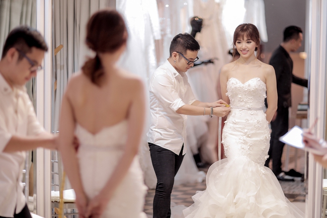 Trấn Thành đặt riêng hai mẫu váy cưới đặc biệt dành tặng Hari Won - Ảnh 4.