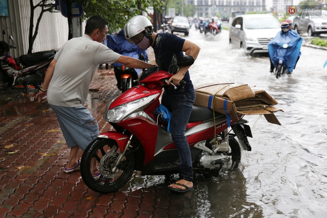 Sài Gòn lại ngập, chuyên gia nói gì về việc mưa đến chậm so với dự báo thời tiết? - Ảnh 7.