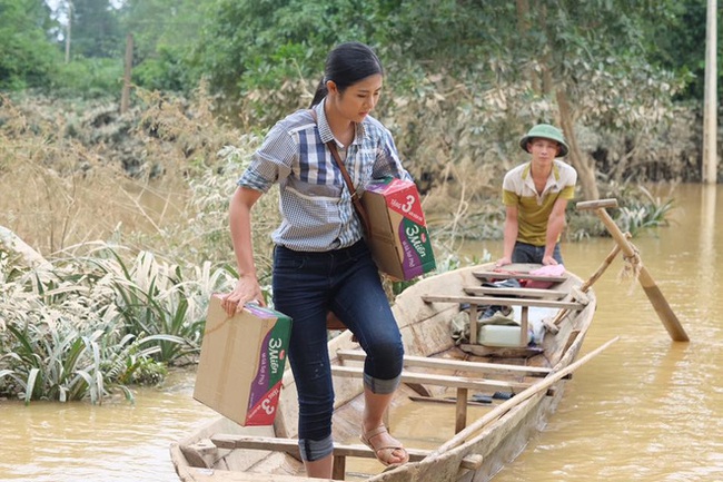 Không chỉ Phan Anh, Hà Hồ mà hàng loạt sao Việt cũng lên đường cứu trợ bà con miền Trung - Ảnh 3. Không chỉ Phan Anh, Hà Hồ mà hàng loạt sao Việt cũng lên đường cứu trợ bà con miền Trung - Ảnh 3.