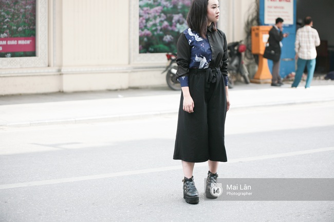 Street style ngày 5 VIFW: Mâu Thủy chơi lầy, đội mấn đạp xe trên phố cực lạ - Ảnh 20.
