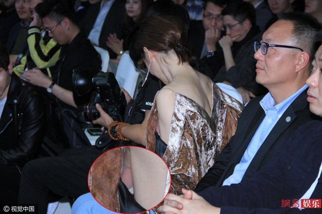 Mỹ nhân mặt đơ Viên San San lộ nội y vẫn tươi cười rạng rỡ trong sự kiện - Ảnh 4.