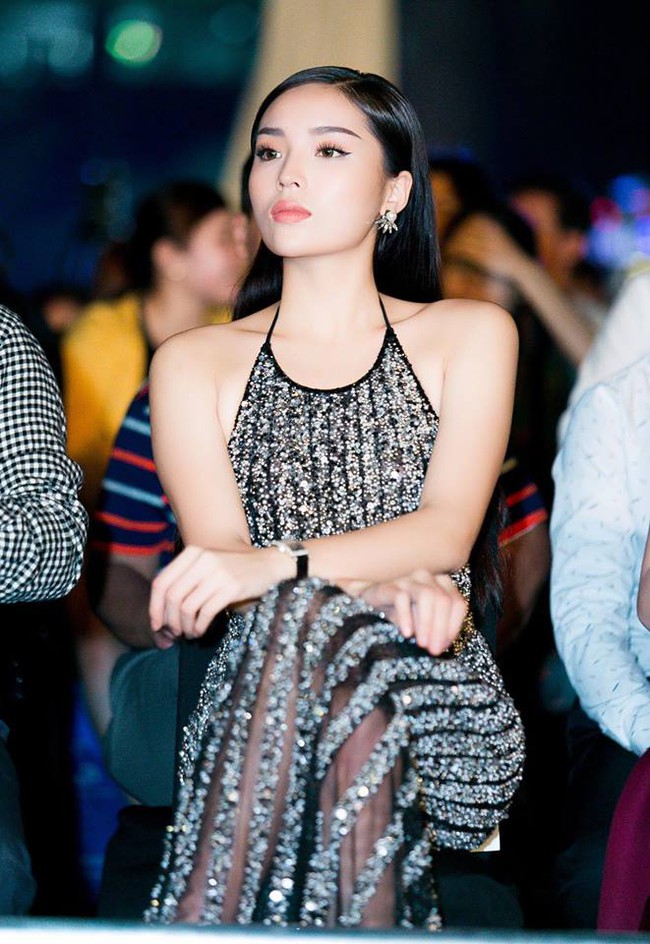 Vừa chuyển style nữ tính, An Nguy đã đụng ngay váy khoét lưng gợi cảm với Hoa hậu Kỳ Duyên - Ảnh 6.