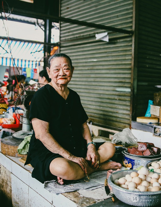 Người miền Trung ở Sài Gòn, nhớ quê thì tới chợ Bà Hoa để nghe những chi, mô, rứa, hè thật thân thương... - Ảnh 9.