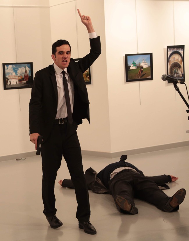 Tác giả bức ảnh ám sát Đại sứ Nga: Tôi có thể bị giết, nhưng tôi là nhà báo và phải làm việc của mình - Ảnh 1.