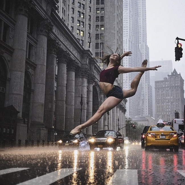 Đắm chìm vào vũ điệu đường phố qua bộ ảnh múa ballet của những nghệ sĩ không chuyên - Ảnh 1. Đắm chìm vào vũ điệu đường phố qua bộ ảnh múa ballet của những nghệ sĩ không chuyên - Ảnh 1.