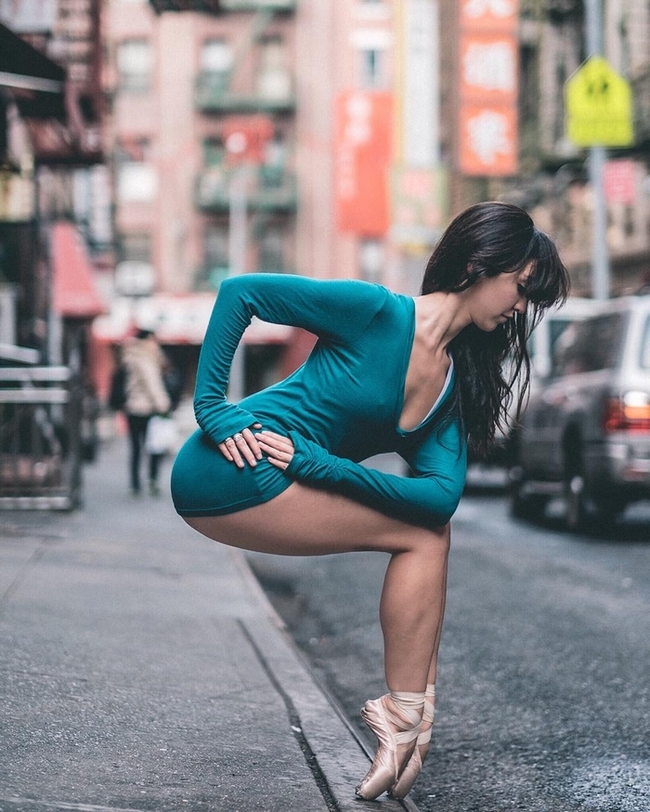 Đắm chìm vào vũ điệu đường phố qua bộ ảnh múa ballet của những nghệ sĩ không chuyên - Ảnh 2.