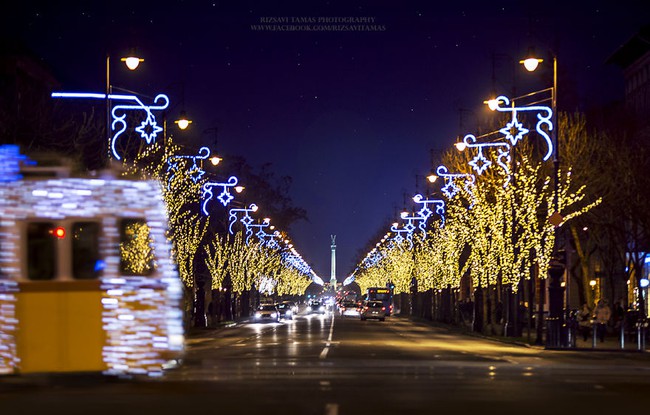 Giáng Sinh chưa tới nhưng đường phố Budapest đã đẹp đến nao lòng - Ảnh 15.