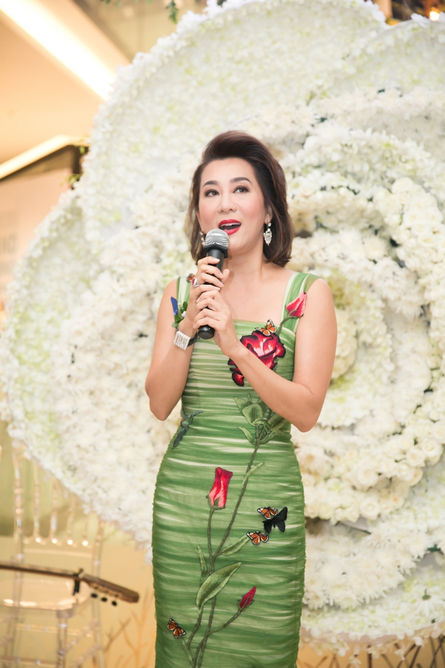 Lilly Nguyễn diện váy xẻ ngực táo bạo khi cùng HLV Hà Hồ dự sự kiện - Ảnh 21.