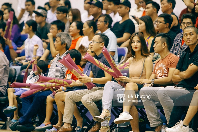 Hoa hậu Thu Thảo và Diễm My 9x cuốn hút trên khán đài trận derby bóng rổ Việt Nam - Ảnh 2.