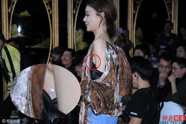 Mỹ nhân mặt đơ Viên San San lộ nội y vẫn tươi cười rạng rỡ trong sự kiện - Ảnh 5.