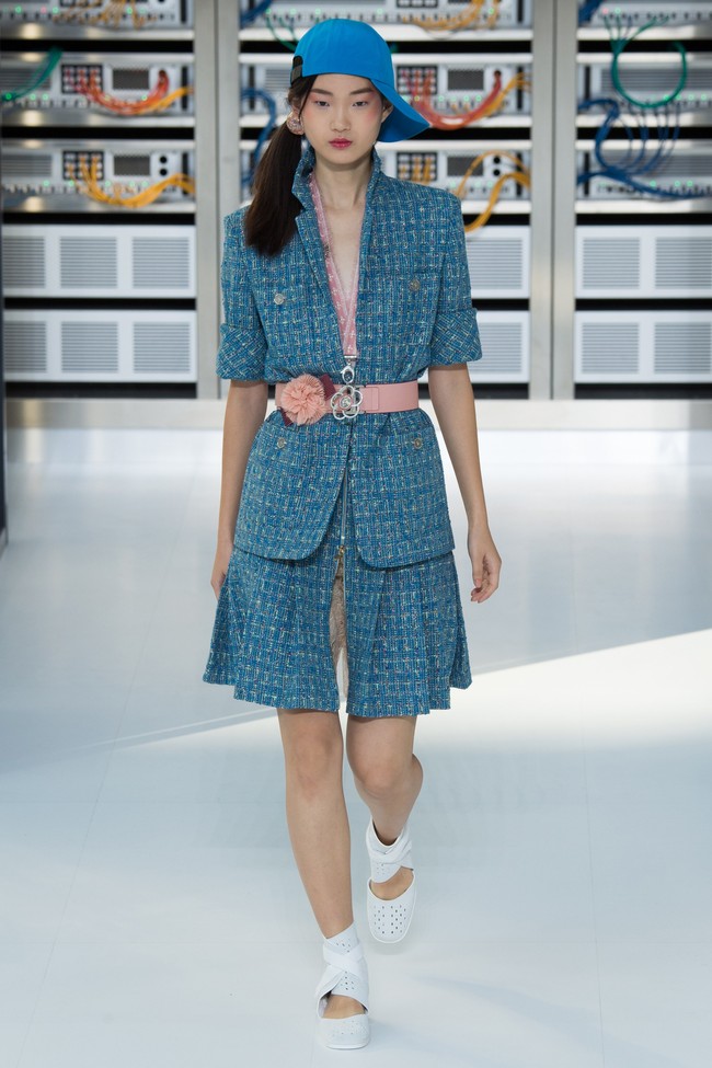 Chanel biến runway thành trung tâm lưu trữ dữ liệu với người mẫu robot và đội mũ bóng chày - Ảnh 31.