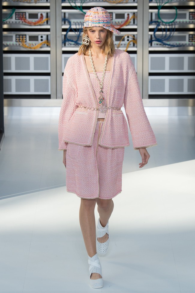 Chanel biến runway thành trung tâm lưu trữ dữ liệu với người mẫu robot và đội mũ bóng chày - Ảnh 21.