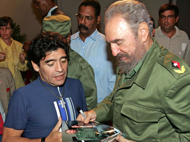 Maradona khóc không ngừng khi hay tin cựu chủ tịch Cuba Fidel Castro qua đời - Ảnh 1.