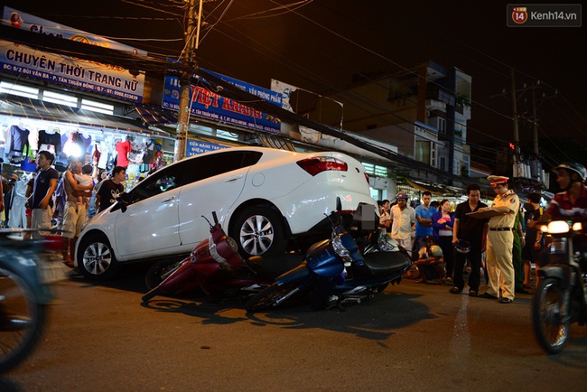 Clip: Hàng chục người Sài Gòn hợp sức đẩy ô tô điên để cứu nạn nhân dưới gầm xe - Ảnh 3.