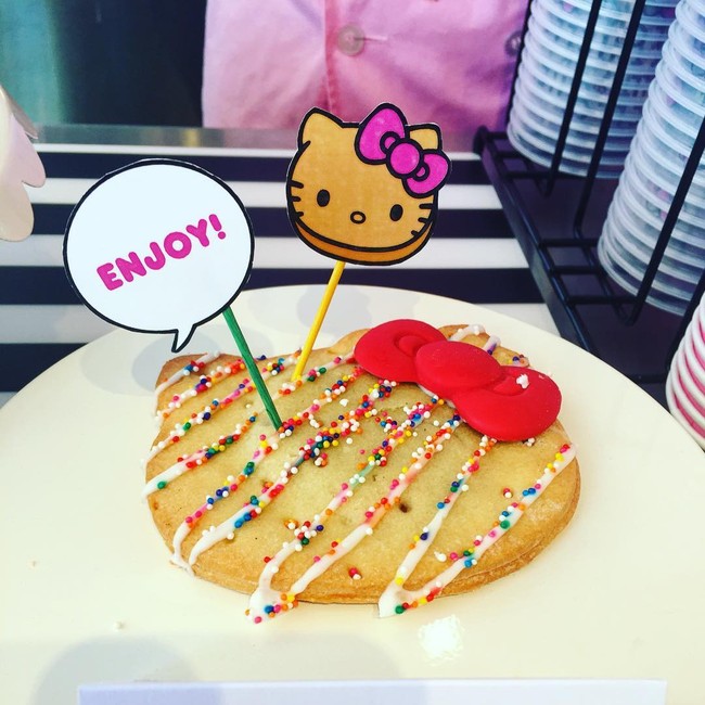 Quán cafe Hello Kitty siêu bánh bèo trở thành điểm hẹn mới cho giới trẻ Mỹ - Ảnh 10.
